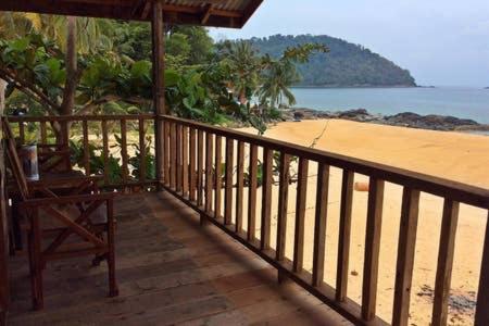Beachfront Hut Downstairs Astra - Beach Shack Chalet Kampong Juara Exterior photo